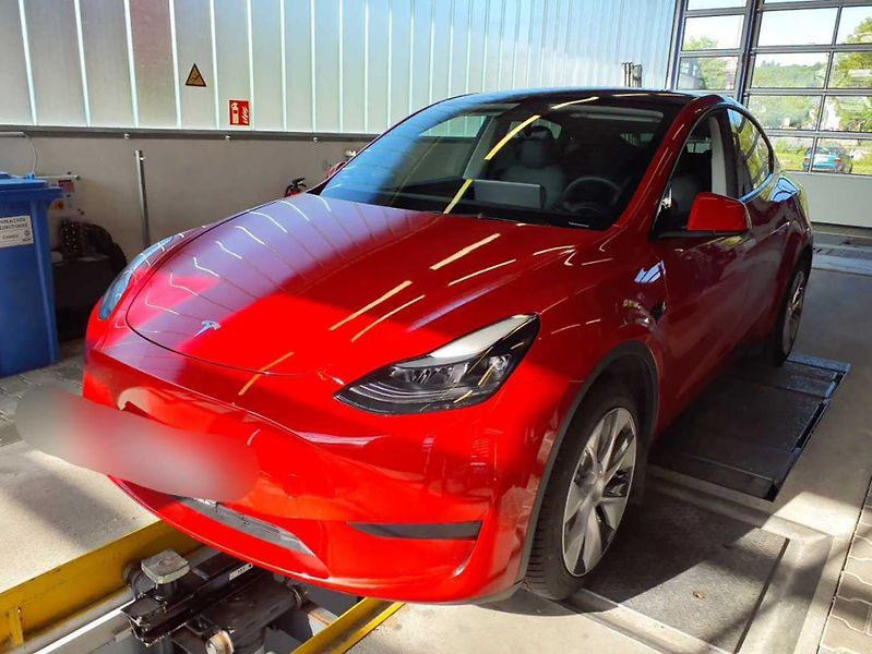 Tesla Model Y (2023) RWD, LFP baterie, Tažné - fotka 1 z 9