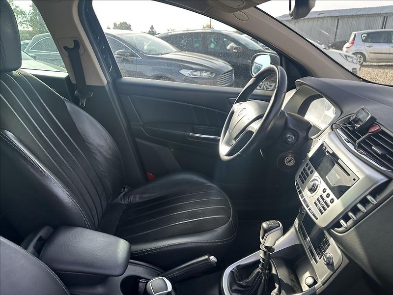 Lancia Delta 1,4 i 88kW DIGIKLIMA 6KVALT - fotka 20 z 21