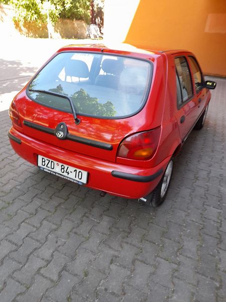 Mazda 121 (1997) - fotka 4 z 10