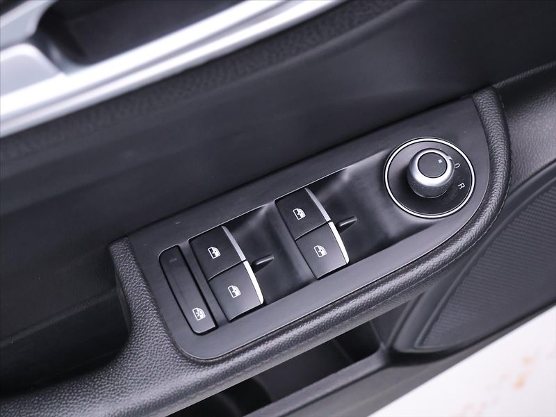 Alfa Romeo Giulia 2,1 JTD 110kW Aut. Navi Xenon - fotka 12 z 33