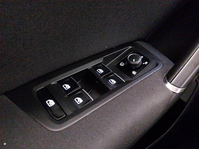 Volkswagen Touran (2017) R-Line 2.0 TDI, Automat - fotka 20 z 24
