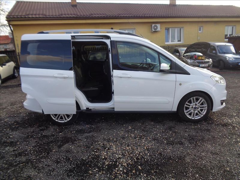 Ford Tourneo Courier 1,5 - fotka 9 z 17
