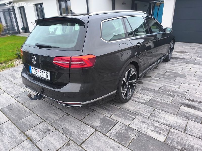 Volkswagen Passat R-LINE,MAX VÝBAVA,KRÁSNÝ,1.MAJ - fotka 8 z 29