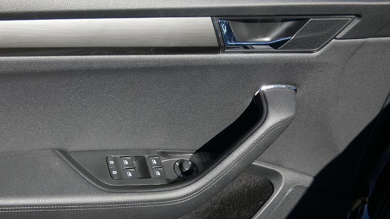 Škoda Superb Combi 1.5 TSI DSG Style - fotka 9 z 27