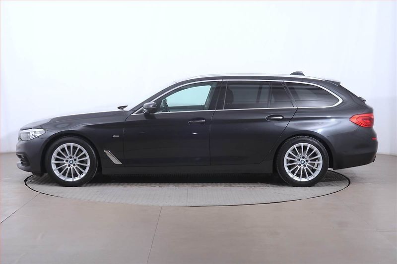 BMW Řada 5 (2017) Sport Line 520d xDrive - fotka 3 z 24