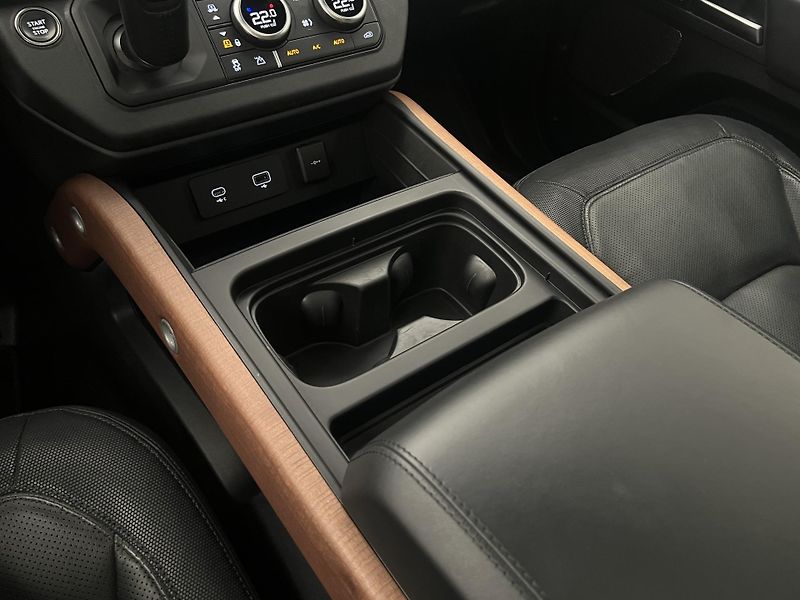 Land Rover Defender 110 D300 HSE AUT CZ - fotka 27 z 51