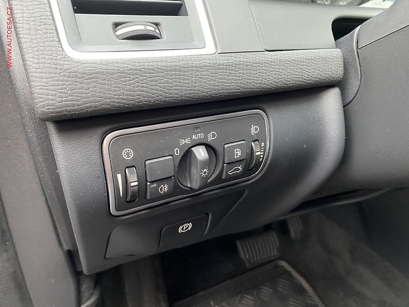 Volvo XC60 (2016) 2.4 D4 AWD, ČR, Momentum, AT - fotka 15 z 17