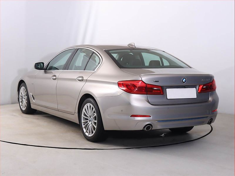 BMW Řada 5 (2018) Luxury Line 520d xDrive - fotka 4 z 20