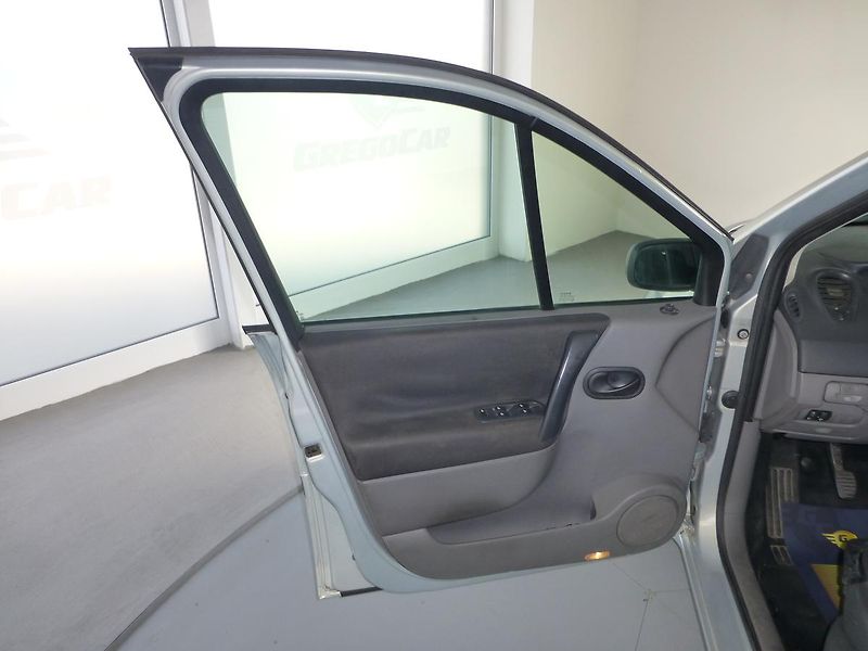 Renault Scénic (2003) 1,6 16V-83KW**DIGI**ALU**TAŽNÉ - fotka 10 z 25