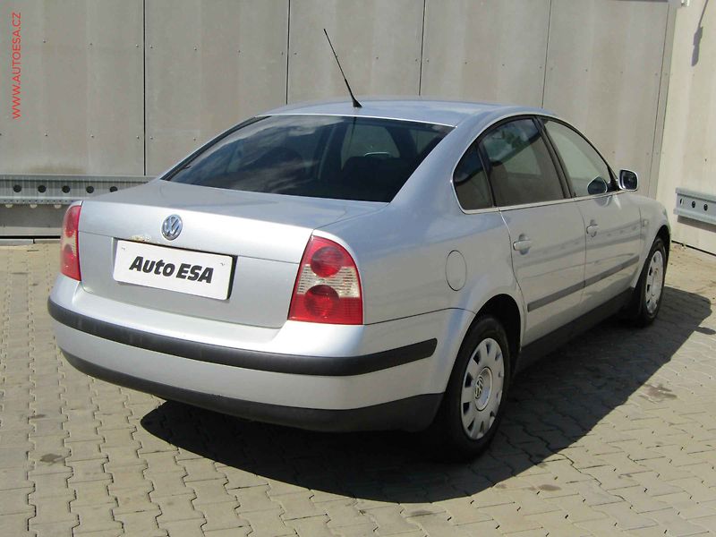 Volkswagen Passat (2002) 1.6 i, AC, výhřev sed - fotka 4 z 14