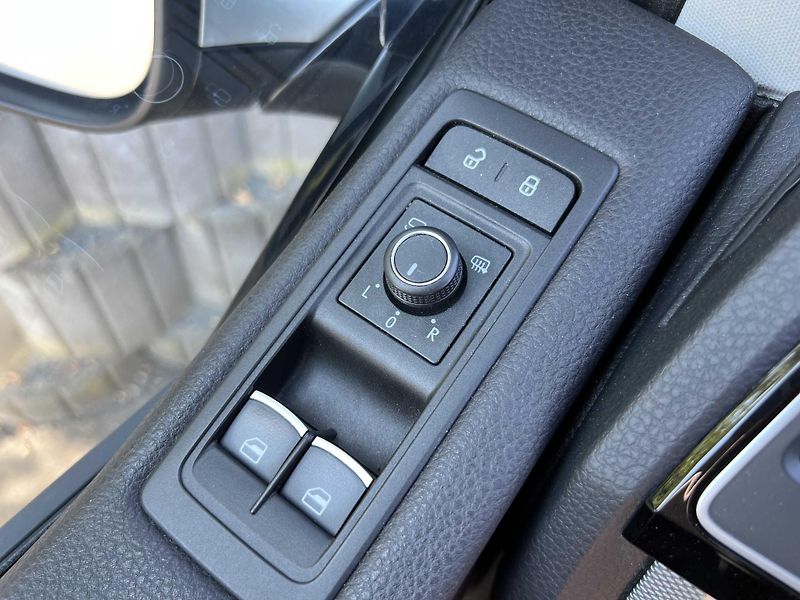 Volkswagen Multivan 2.0 BiTDi 150 kW HIGHLINE - fotka 22 z 23