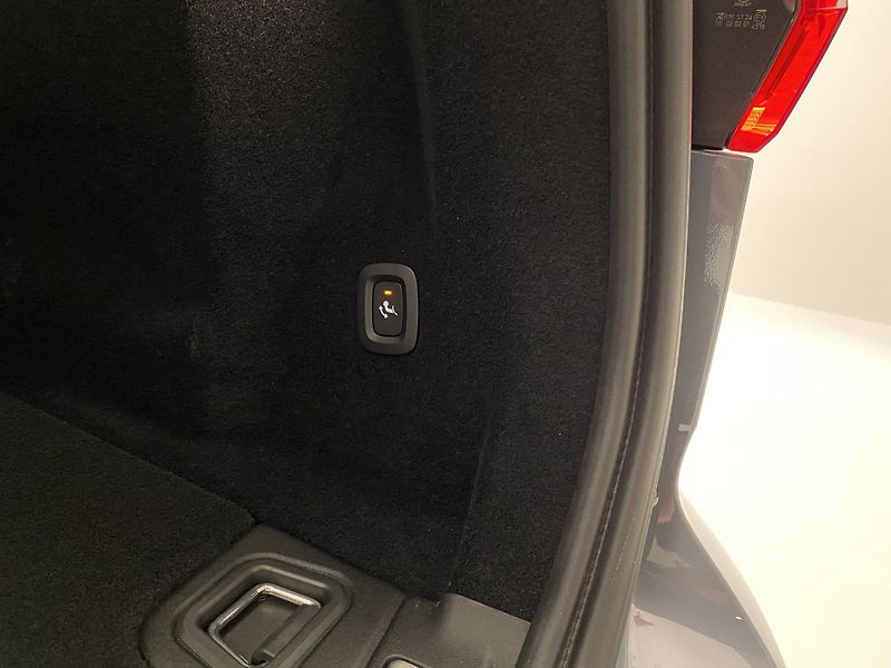 Volvo XC60 B4 AWD DARK PLUS AUT REZERVACE - fotka 33 z 48