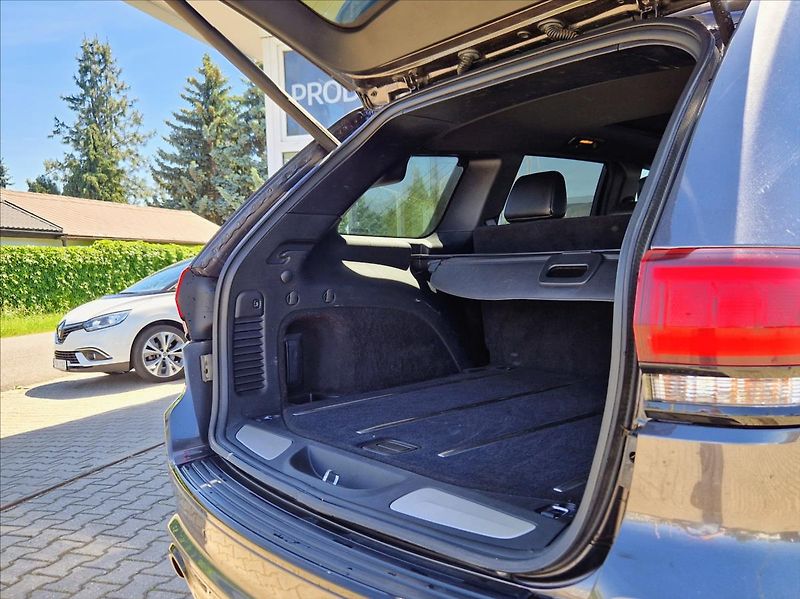 Jeep Grand Cherokee 6,4 i SRT 344kW NAVI TOPSTAV - fotka 11 z 32