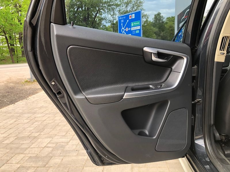 Volvo XC60 (2010) 2.4 D5 AWD - fotka 10 z 33