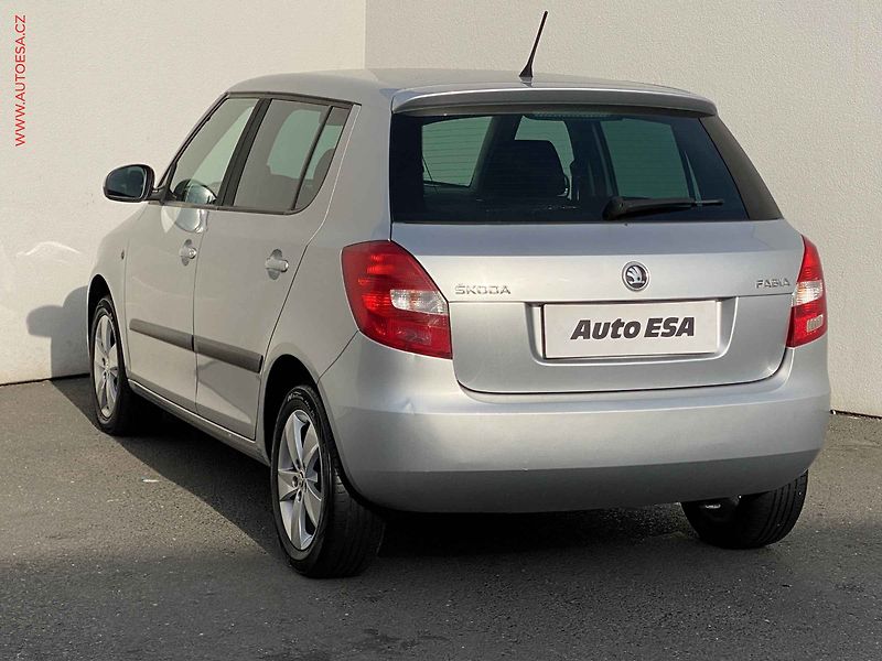 Škoda Fabia (2014) 1.2 TSi, ČR, Ambition, zámek - fotka 6 z 16