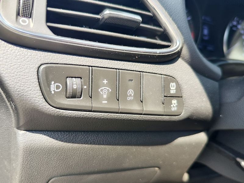 Hyundai i30 1.5i/81kW Start Plus - fotka 22 z 24