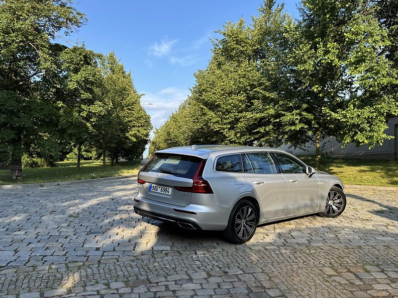 Volvo V60 (2022) B4 Mild Hybrid Inscription - fotka 5 z 20
