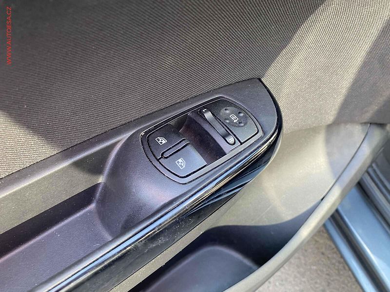 Opel Corsa (2018) 1.4i, AC, tempo - fotka 13 z 16