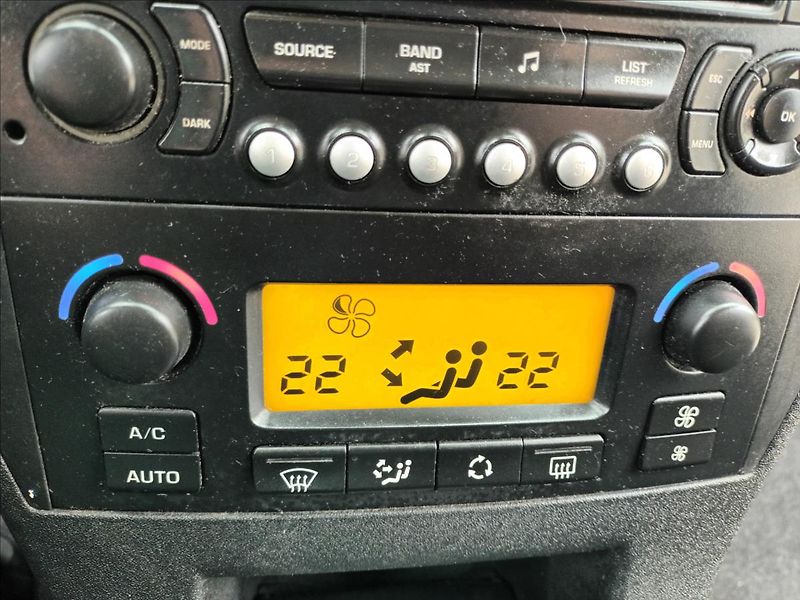 Citroën C4 1,4 i,65kw,ČR,1MAJ,KLIMA, - fotka 27 z 29