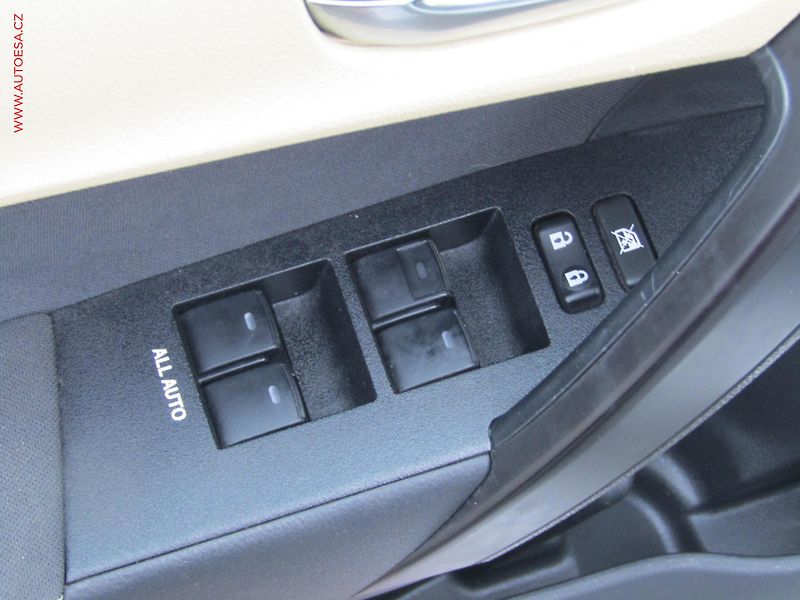Toyota Corolla (2016) 1.6i, ČR, LED, kamera - fotka 11 z 17