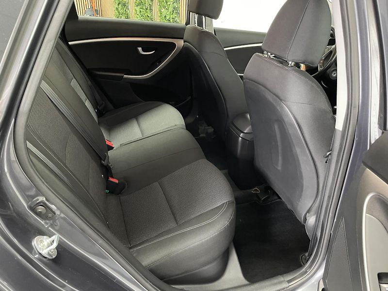 Hyundai i30 1.6 i 88kW ČR 1.MAJ.REZERVACE  - fotka 16 z 23