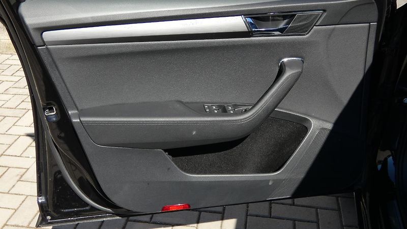 Škoda Superb Combi 1.5 TSI DSG Style - fotka 8 z 27
