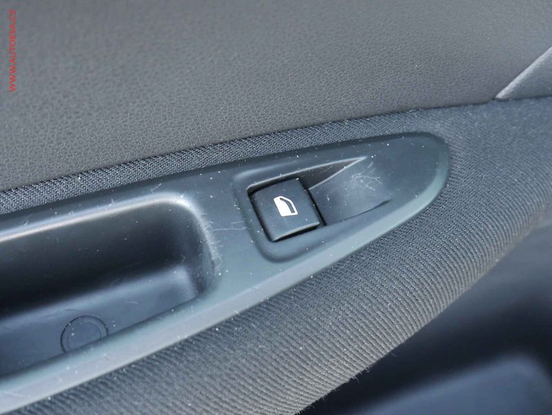 Peugeot 308 (2010) 1.6i, 1.maj,ČR, AC, tempo - fotka 12 z 17