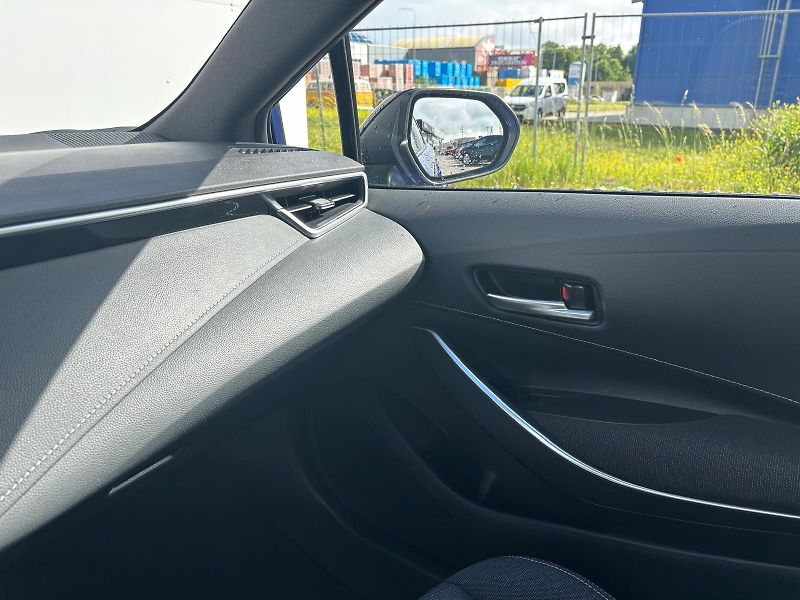 Toyota Corolla 1.8 HSD e-CVT Comfort Tech - fotka 21 z 26