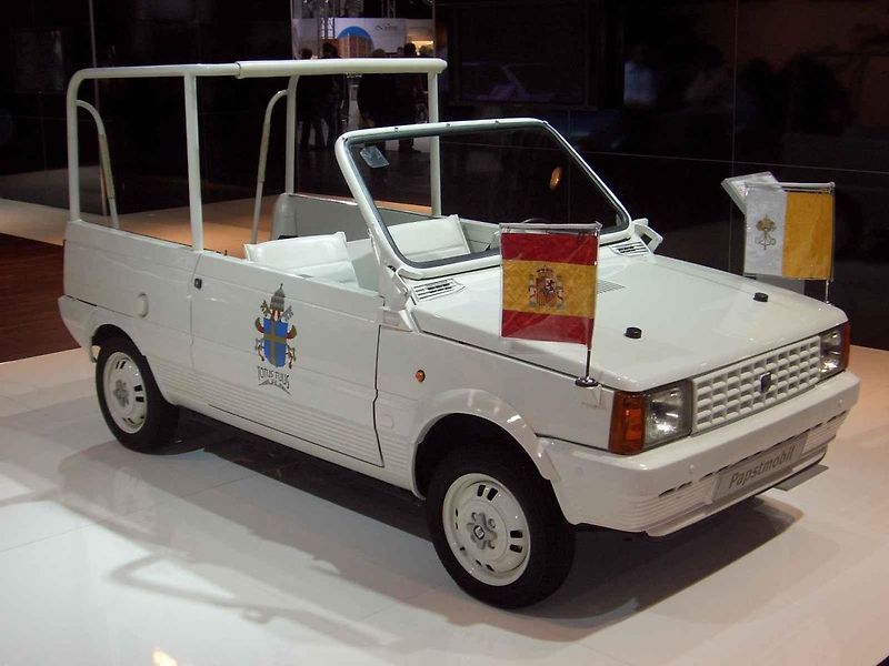 Na konci roku převzal papež Lev XIV nové elektrické BMW.