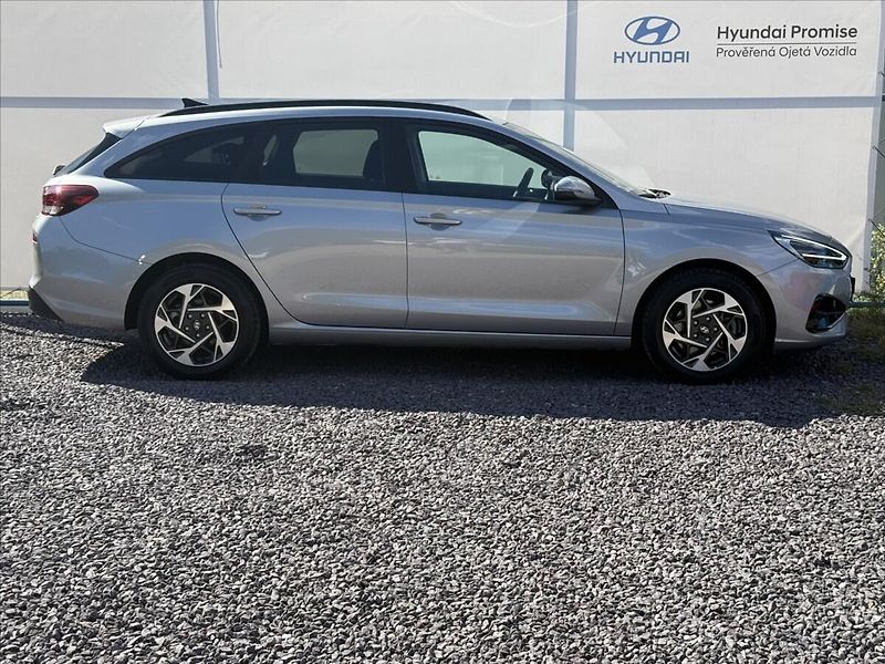 Hyundai i30 1,5 T-GDI 103kW DCT Family - fotka 21 z 23