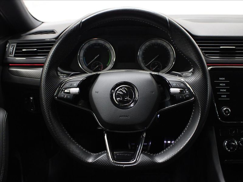 Škoda Superb 1,4 TSI iV DSG Sportline - fotka 17 z 39