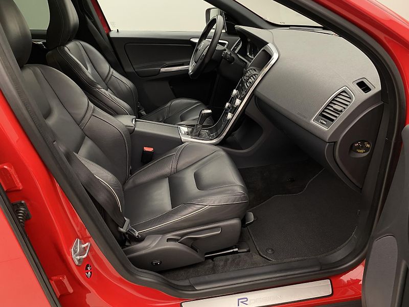 Volvo XC60 D3 R-DESIGN - fotka 23 z 45