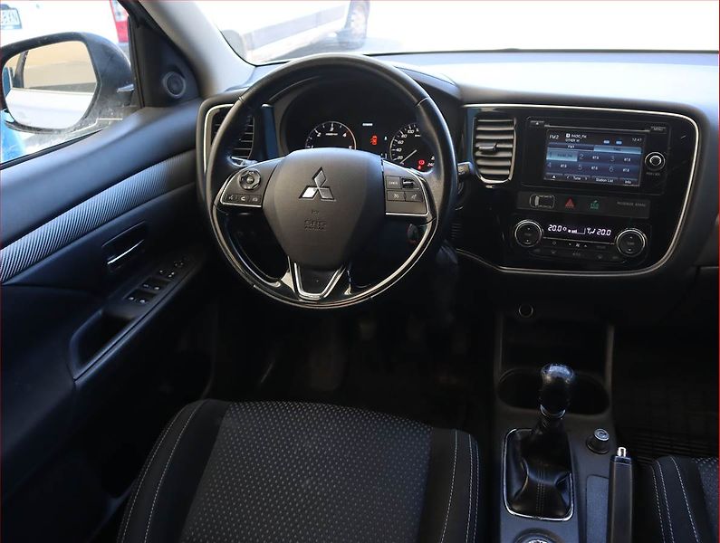 Mitsubishi Outlander (2016) 2.2 DI-D, 4X4, Tempomat - fotka 7 z 16