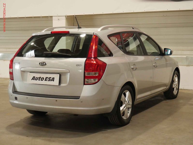 Kia Ceed (2010) 1.6 CRDI, 2.maj,ČR, AC, temp. - fotka 6 z 18
