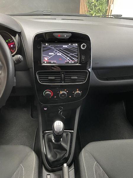 Renault Clio 0.9 TCe ČR 1.MAJ REZERVACE  - fotka 24 z 28