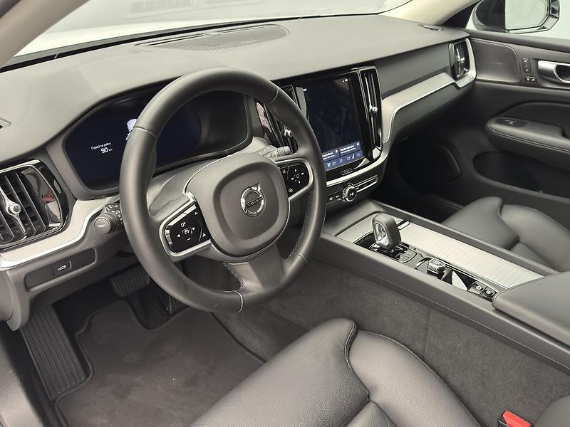 Volvo V60 B4 DARK PLUS AUT CZ 1.maj - fotka 2 z 44