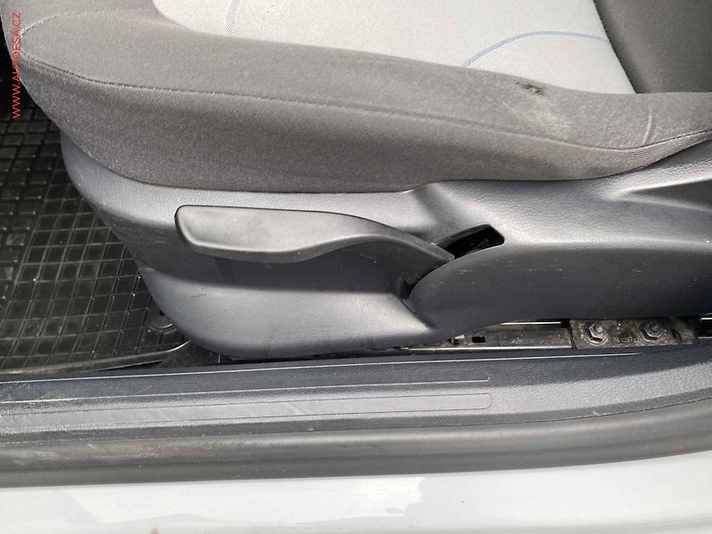 Seat Ibiza (2015) 1.4 16V, Style, výhřev sed - fotka 14 z 16
