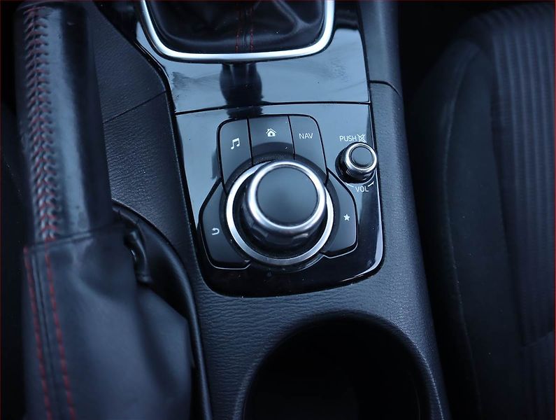 Mazda 3 (2015) 2.2 Skyactiv-D, Tempomat - fotka 17 z 19
