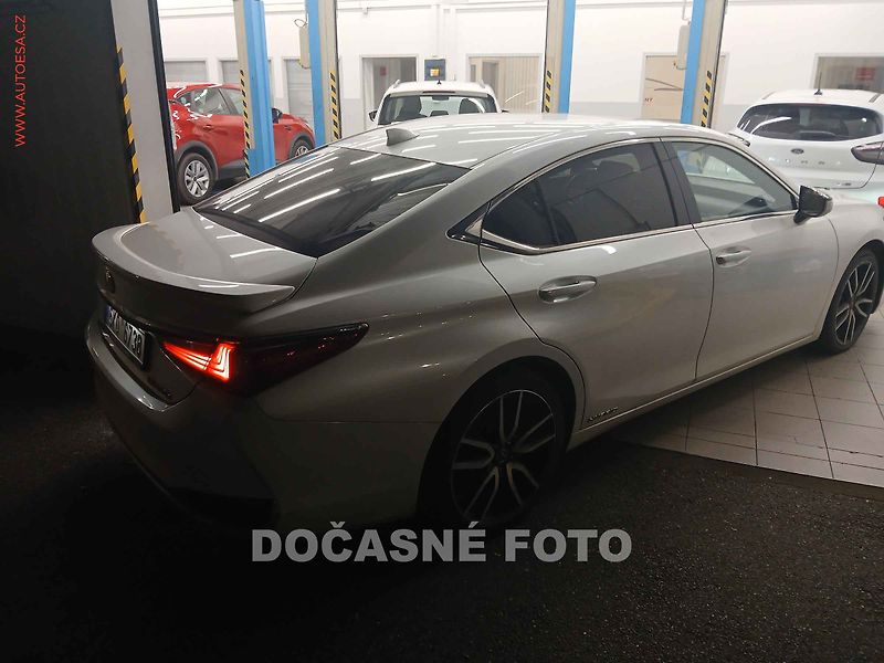 Lexus IS 300 (2022) 2.5 ES300H, servis.kniha, AT - fotka 2 z 3