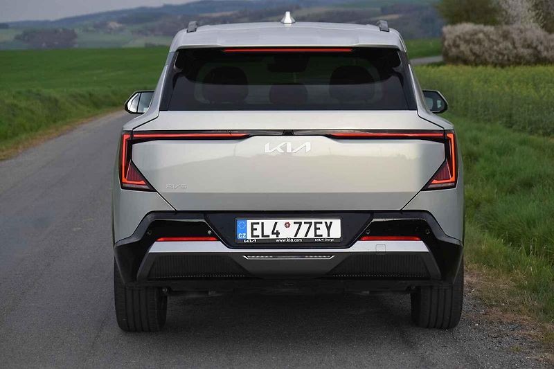 Kia EV5 je solidně velký rodinný elektromobil.
