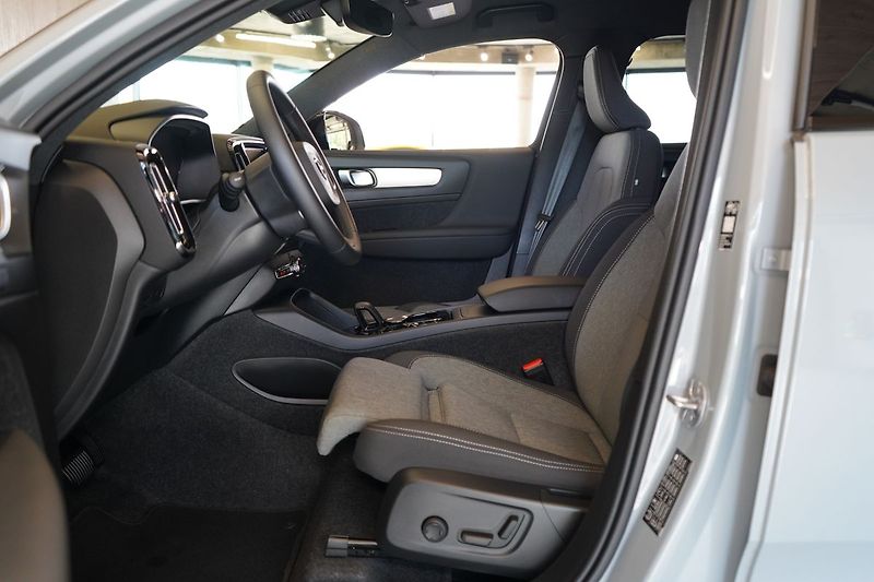 Volvo XC40 B3 Plus Dark, ACC, BLIS - fotka 21 z 43