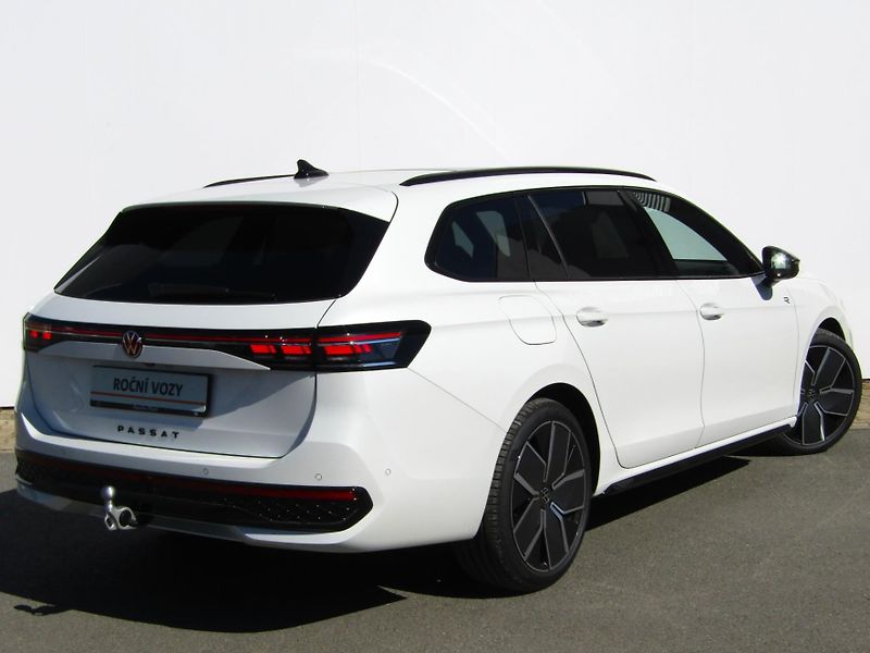 Volkswagen Passat R-Line People 2,0 TDI 110 kW - fotka 2 z 30