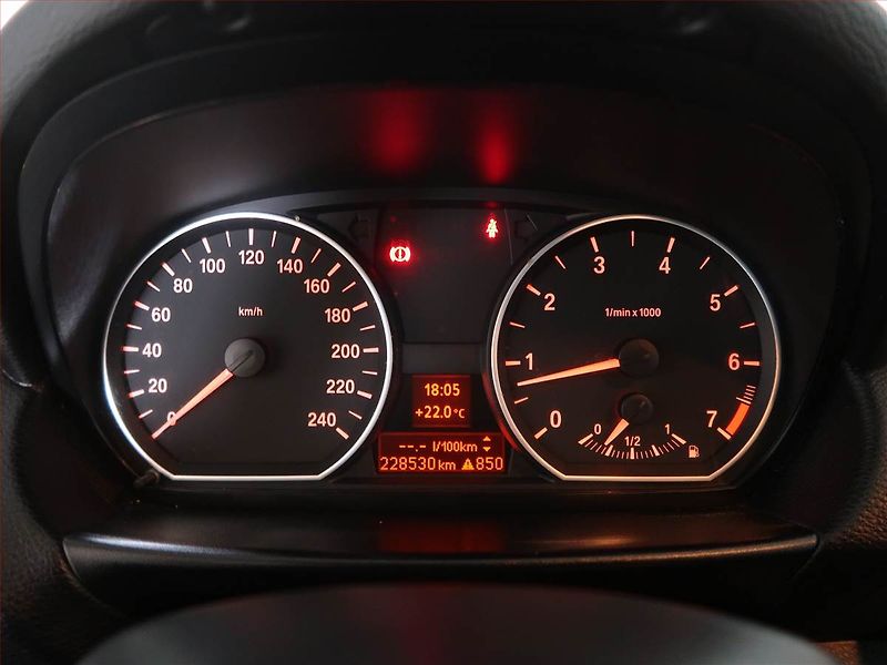 BMW Řada 1 (2010) 116i, po STK, jezdí výborně - fotka 11 z 14
