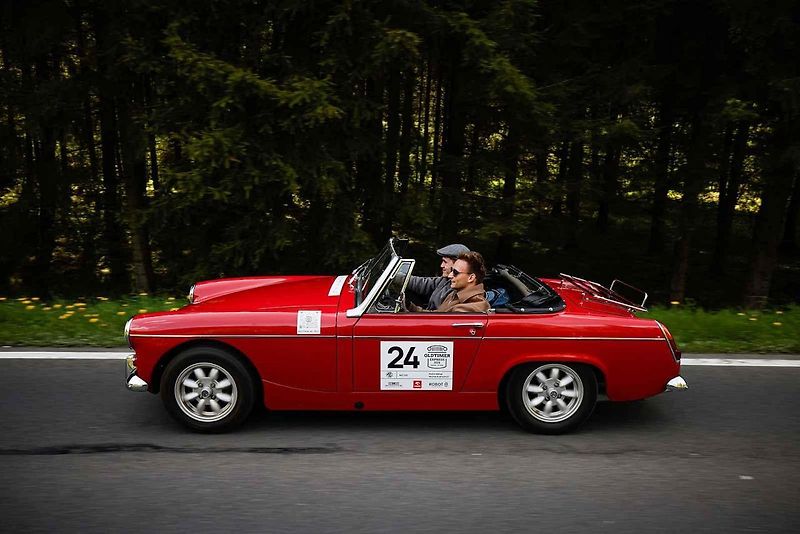 Všichni účastníci s vozy v cíli druhého ročníku Oldtimer Expressu, který mířil z Prahy do řeckých Atén.
