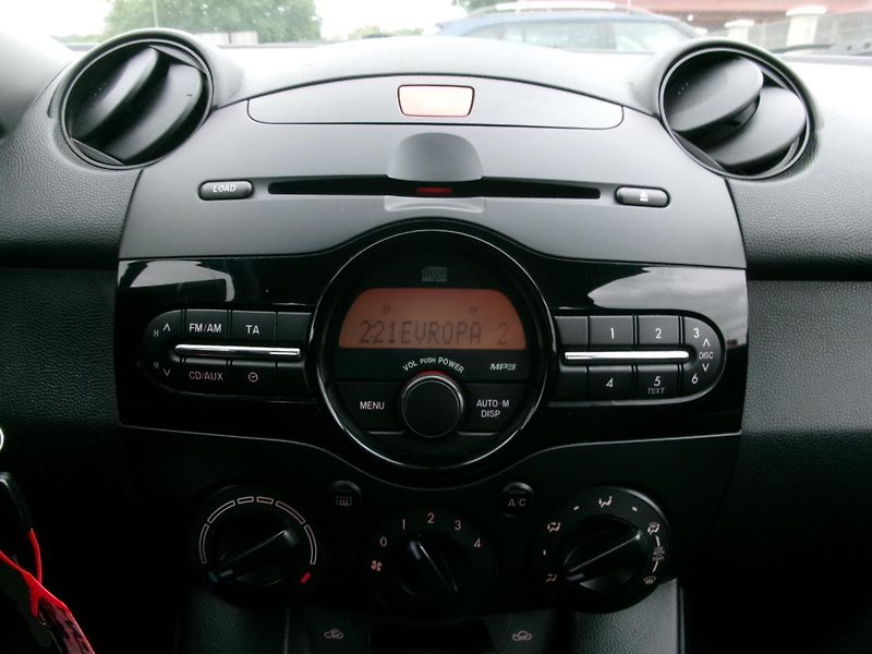 Mazda 2 (2012) 1,3i KLIMA 1.MAJ - fotka 16 z 26