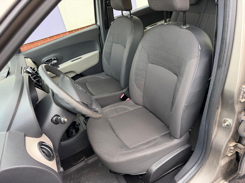 Dacia Lodgy 1,6 i / 7-míst / 1.maj./ ČR /  - fotka 10 z 24