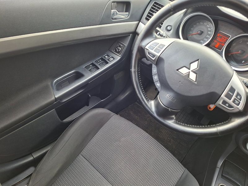 Mitsubishi Lancer (2009) 1.8i 105kW - fotka 11 z 24