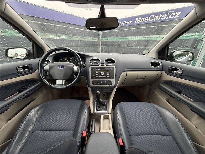 Ford Focus 1.6 Ghia - fotka 7 z 16
