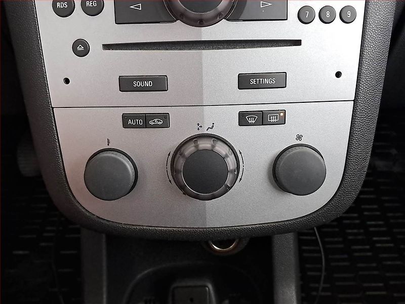 Opel Corsa (2012) 1.4, po STK, dobrý stav - fotka 13 z 15