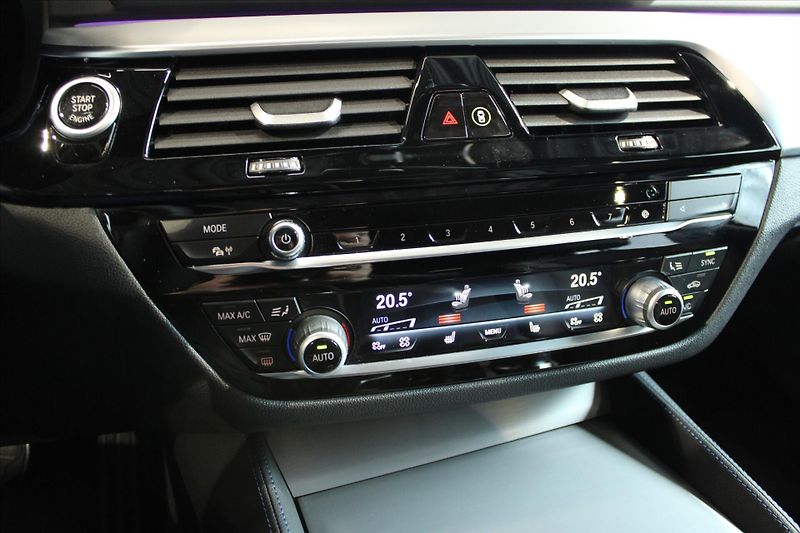 BMW Řada 5 530d xDrive M Sport DAProf/360 - fotka 27 z 35